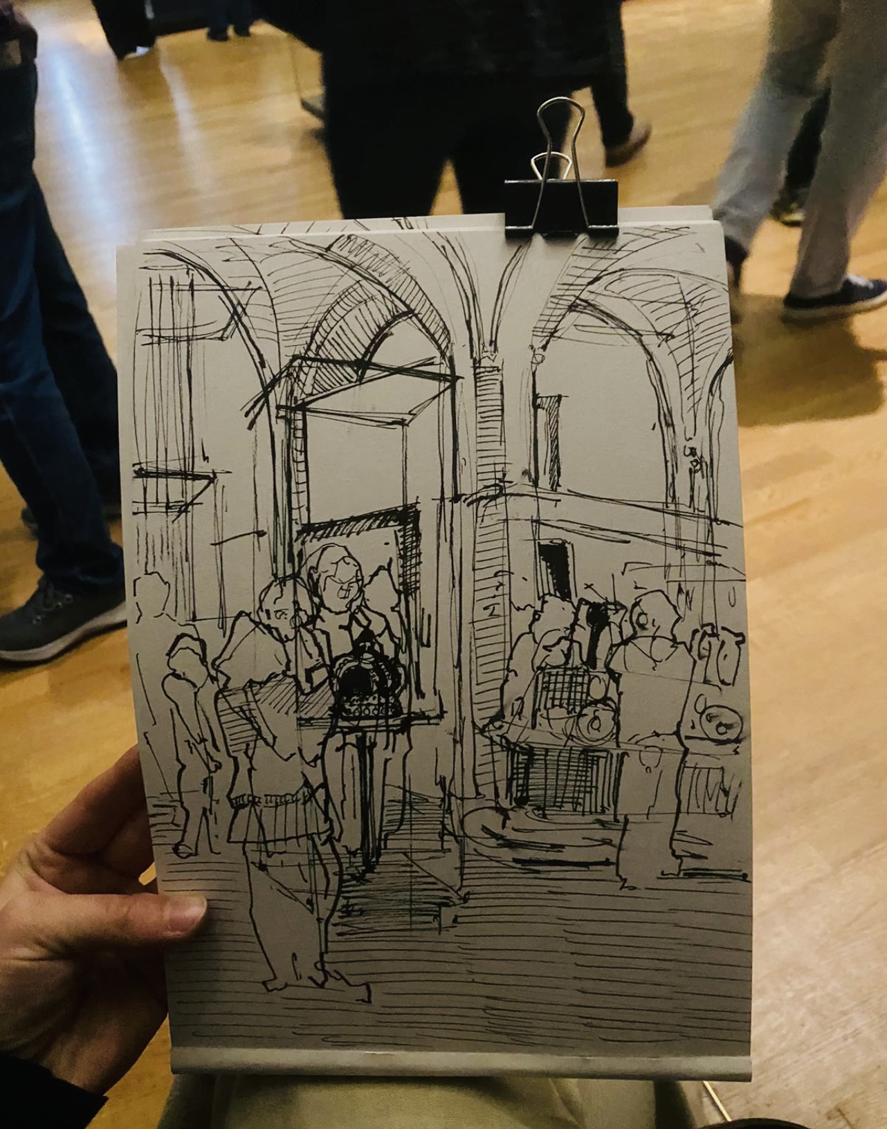 Mensen tekenen in het museum - Afbeelding 2
