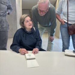 Mensen tekenen in het museum