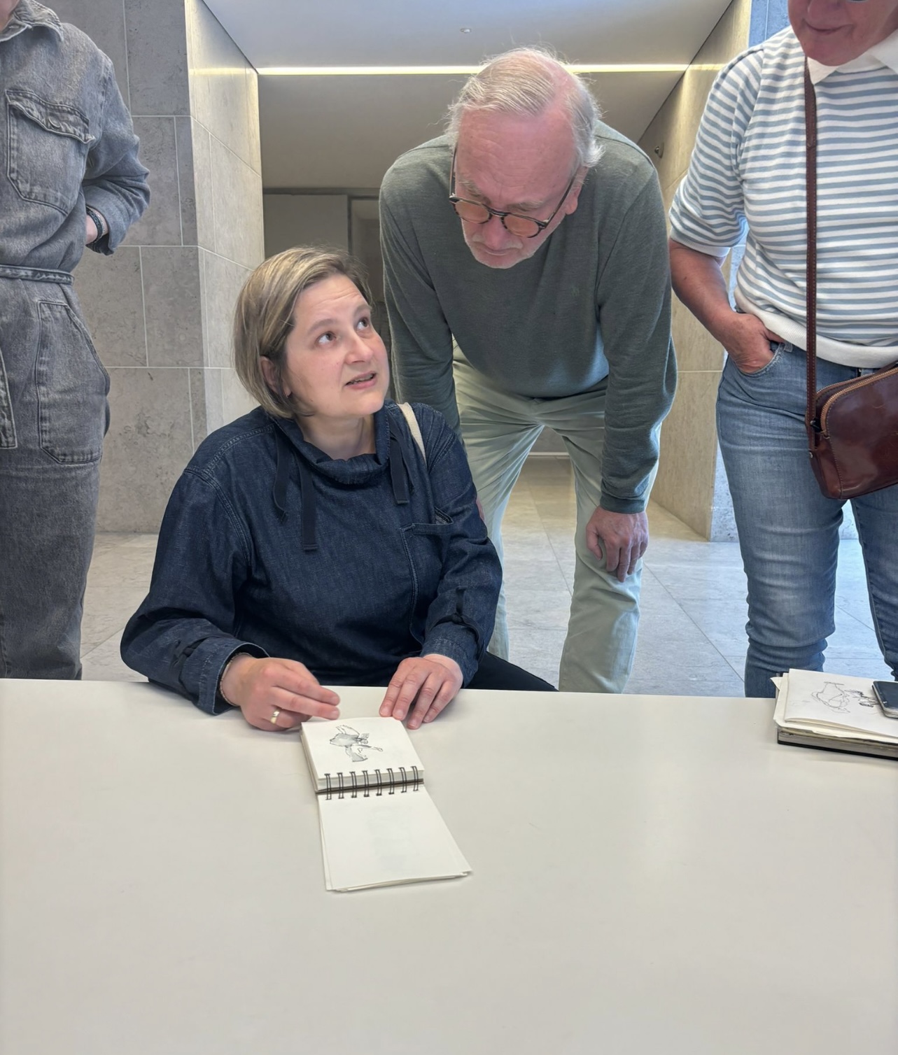 Mensen tekenen in het museum