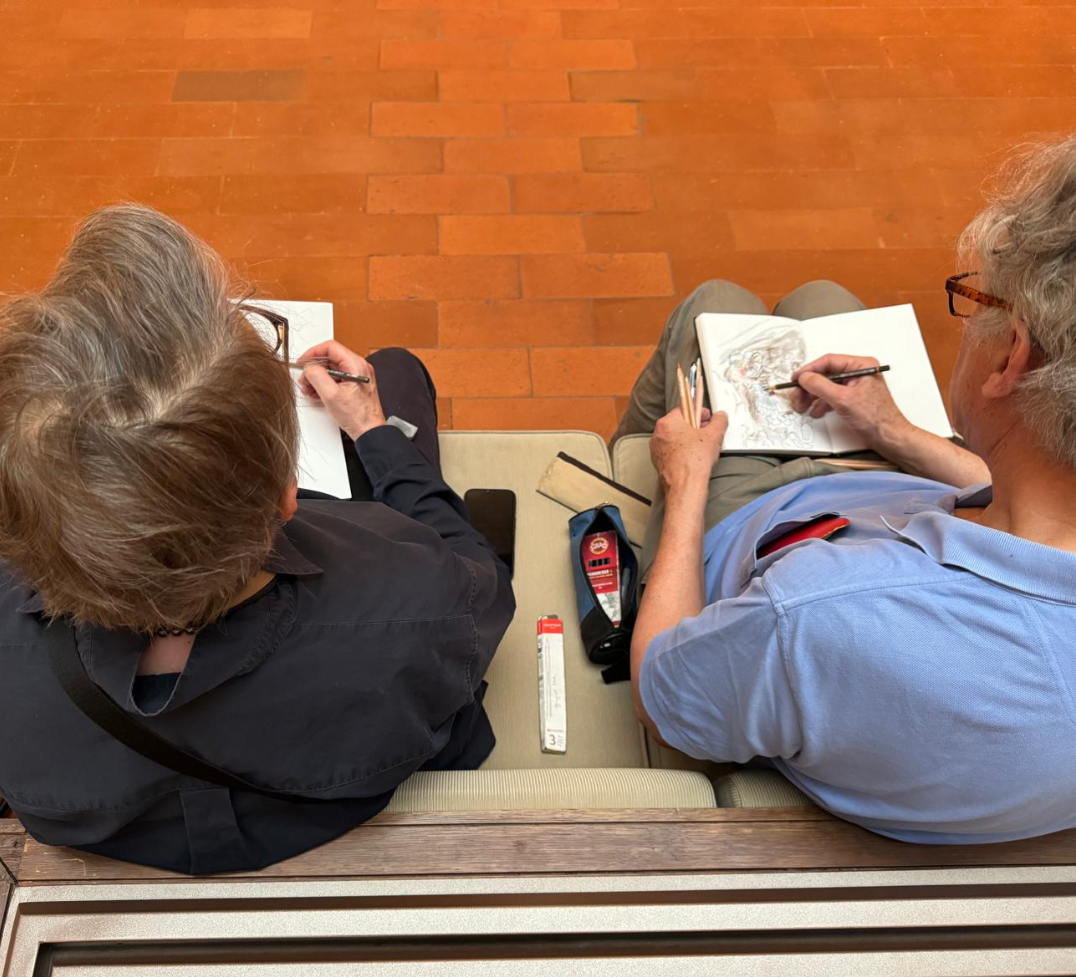 Mensen tekenen in het museum - Afbeelding 3